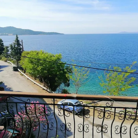 By The Sea Apartment Neos Marmaras